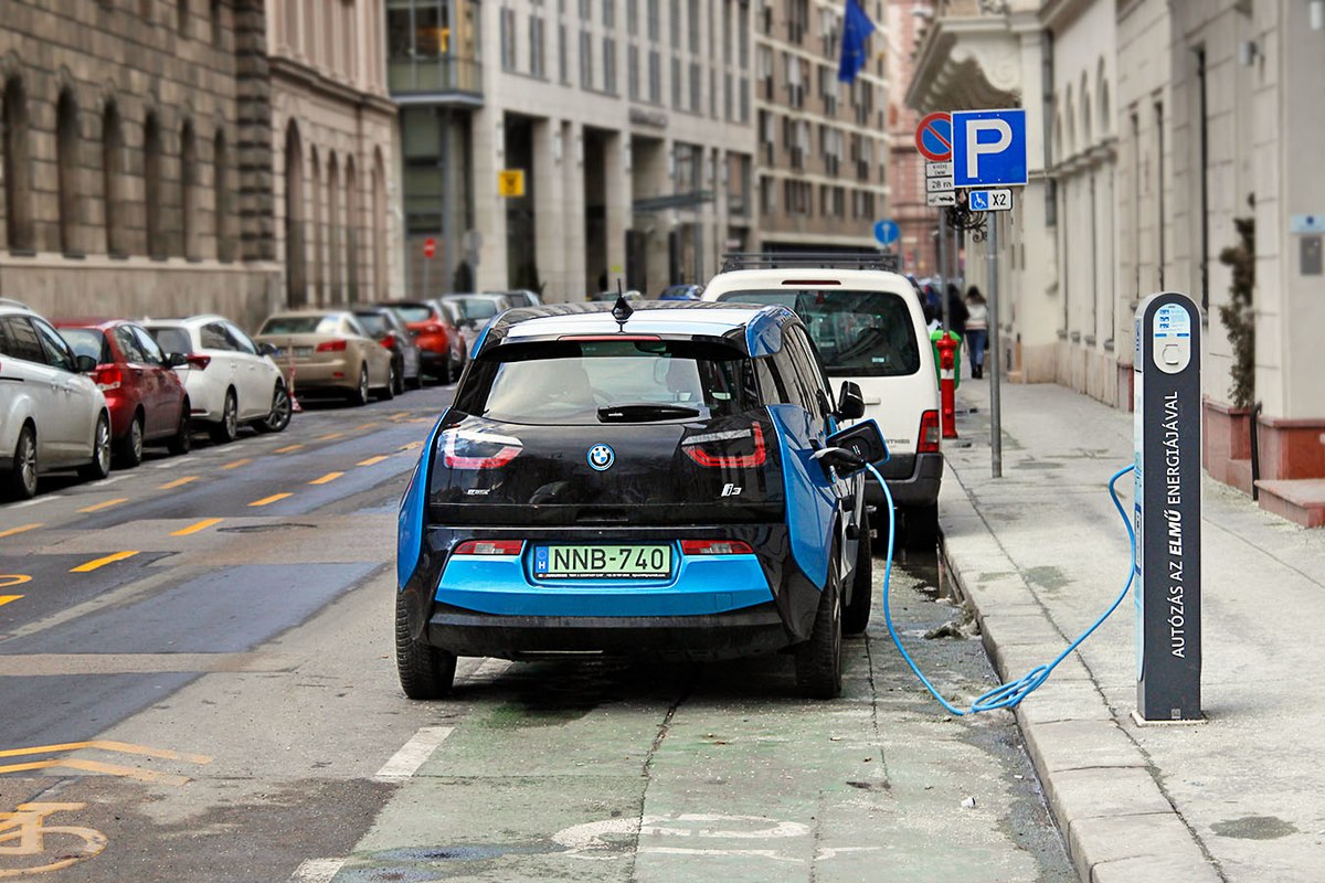 1200px-Electric_car_charger_(31973376070).jpg