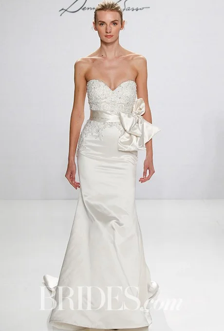2016_bridescom-Runway-October-dennis-basso-for-kleinfeld-wedding-dresses-fall-2017-Large-dennis-basso-for-kleinfeld-wedding-dresses-fall-2017-018.jpg