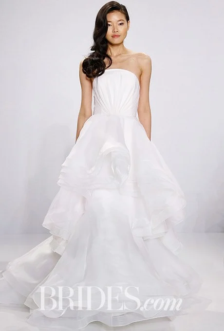 2016_bridescom-Runway-April-christian-siriano-for-kleinfeld-wedding-dresses-spring-2017-Large-christian-siriano-for-kleinfeld-wedding-dresses-spring-2017-023.jpg