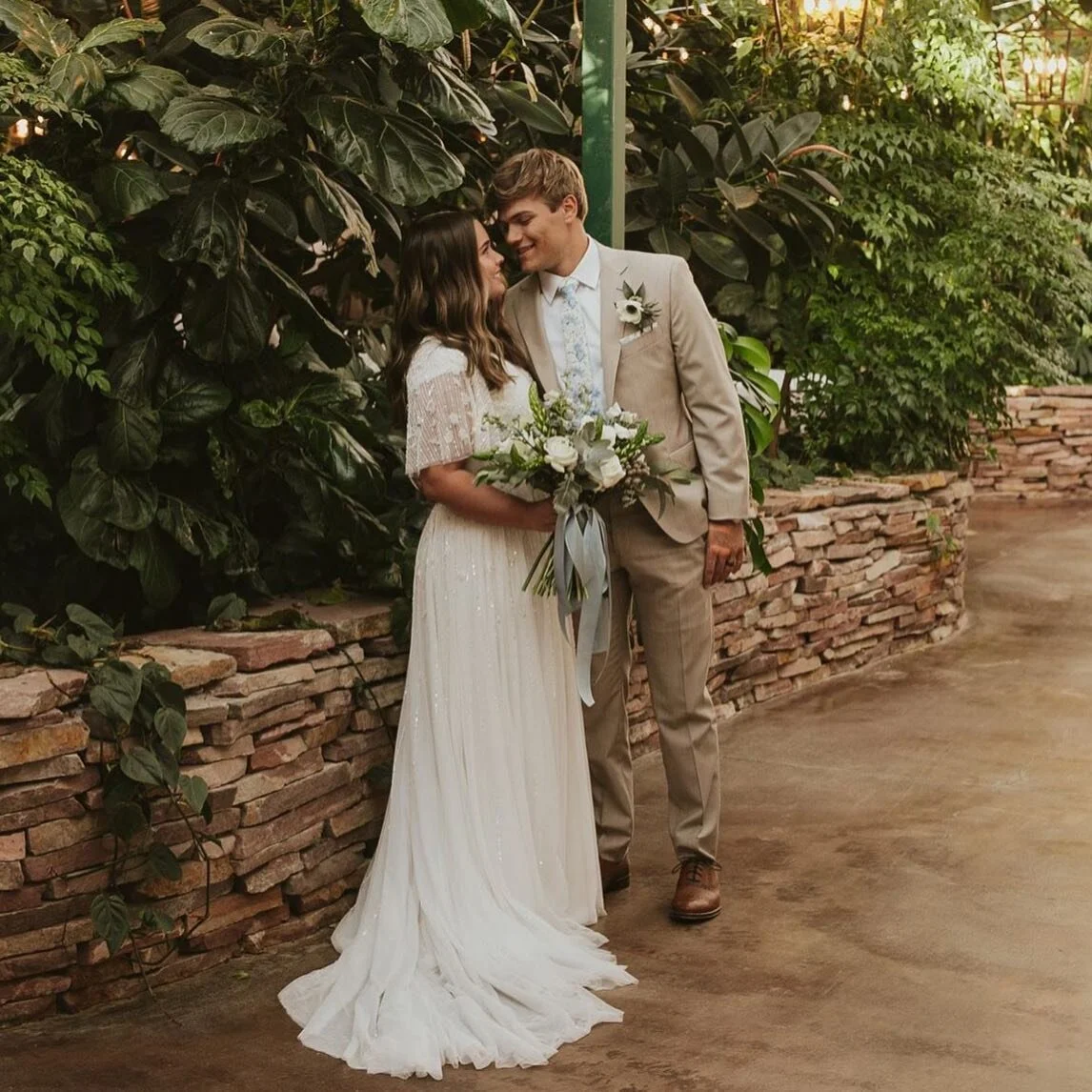 Year round our indoor greenhouse is brimming with healthy living plants, the perfect backdrop for photos &amp; events! 

photo @gracelundfilm 

#greenhouse #utahgreenhouse #greenhousewedding #greenhouseweddingutah #utahwedding #utah #weddingvenue #re