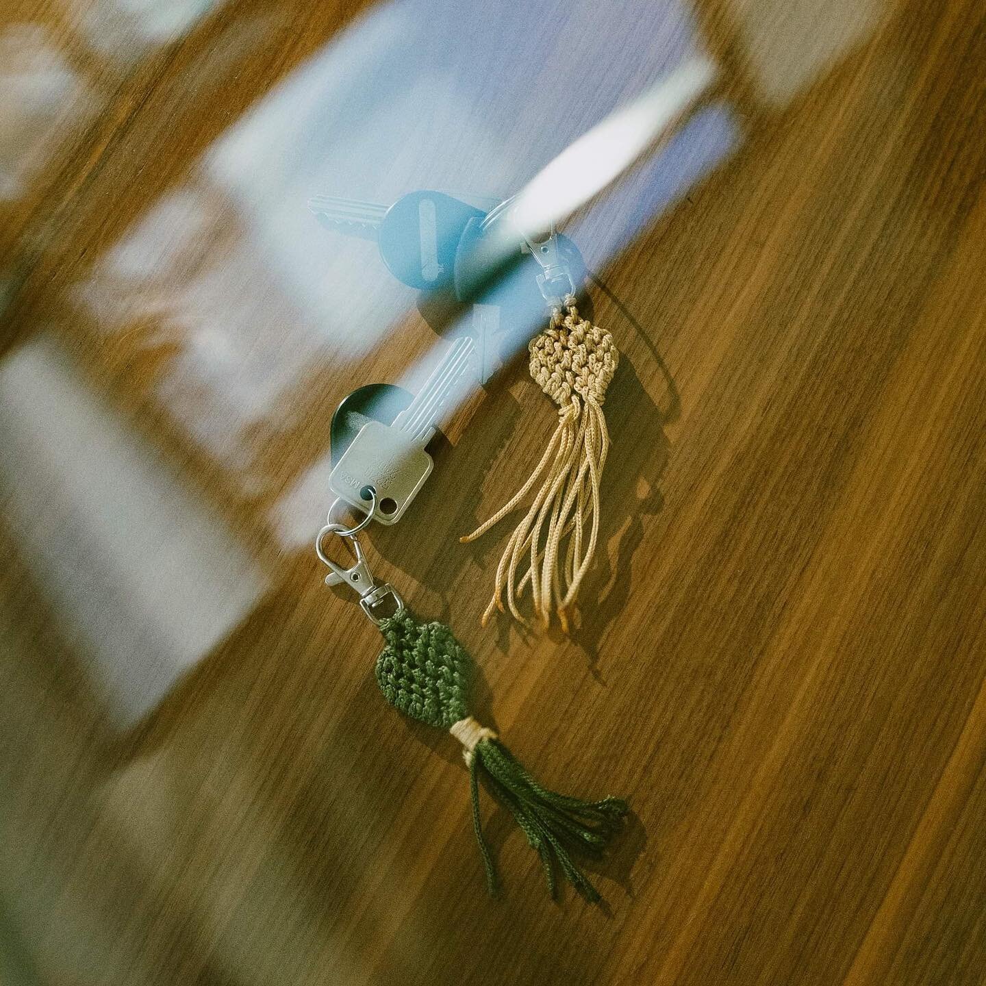 🇭🇺20 kil&oacute; &eacute;s carry-on

Indul&aacute;s előtt Levente anyuk&aacute;j&aacute;t&oacute;l kaptuk ezt a k&eacute;t kulcstart&oacute;t, ő k&eacute;sz&iacute;tette őket. Az eny&eacute;m (a s&aacute;rga) m&aacute;r viharvertebb.

Lehet, hogy m