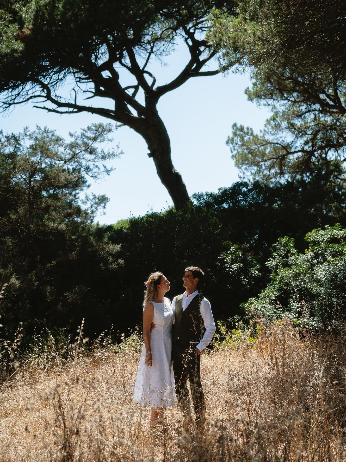 🤍🤍🤍 
-Ann&aacute;m, fot&oacute;zol esk&uuml;vőt?
-Sajnos nem.
-&Eacute;s Portug&aacute;li&aacute;ban?
-Megvettem a jegyet.