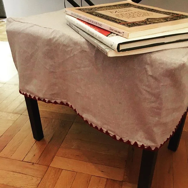 Well that didn't work. 🤷🏻&zwj;♀️ No, not even Instagram magick can make this one sing. This sad little bench cover was inspired by @purlsoho 's lovely Edged Linen Wrap. Link in bio if you want to see how it's really done. #lesigh Originally I had h