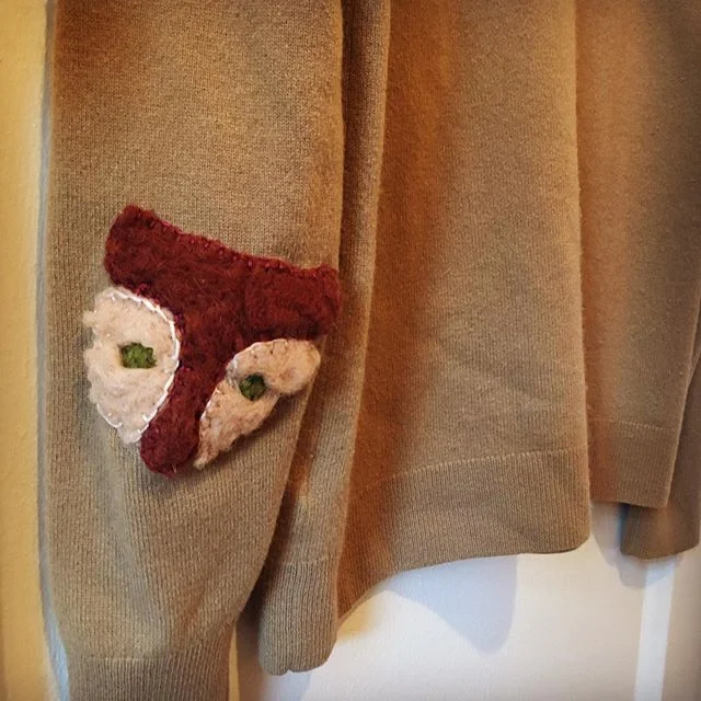 🦊 Blame it on bone structure, blame it on an exhausting year in which I repeatedly put my face in my hands while bracing myself with elbows on a tabletop, #blameitontherain, whatever the reason, three of my @everlane sweaters have all together now, 