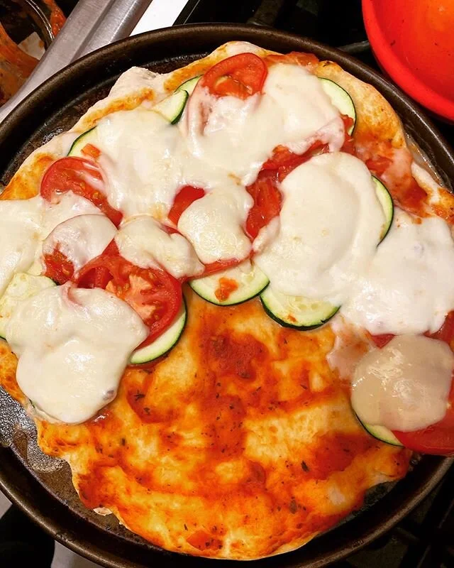 🤔 stress cooking yielding decidedly mixed results... .
.
.
.
.
#nycpizzagram #pizzafail  #homecooking