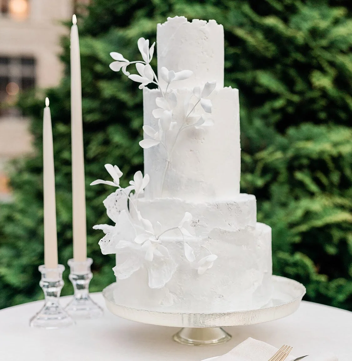 Another set of absolutely stunning photos from a styled shoot with @lizandolinaphotography at @620loftgarden 🤍
.
.

Photographer: @lizandolinaphotography
Planning &amp; Design: @analuizaweddings
Florals: @winsome_floral
Hair: @reflection_hairdesign
