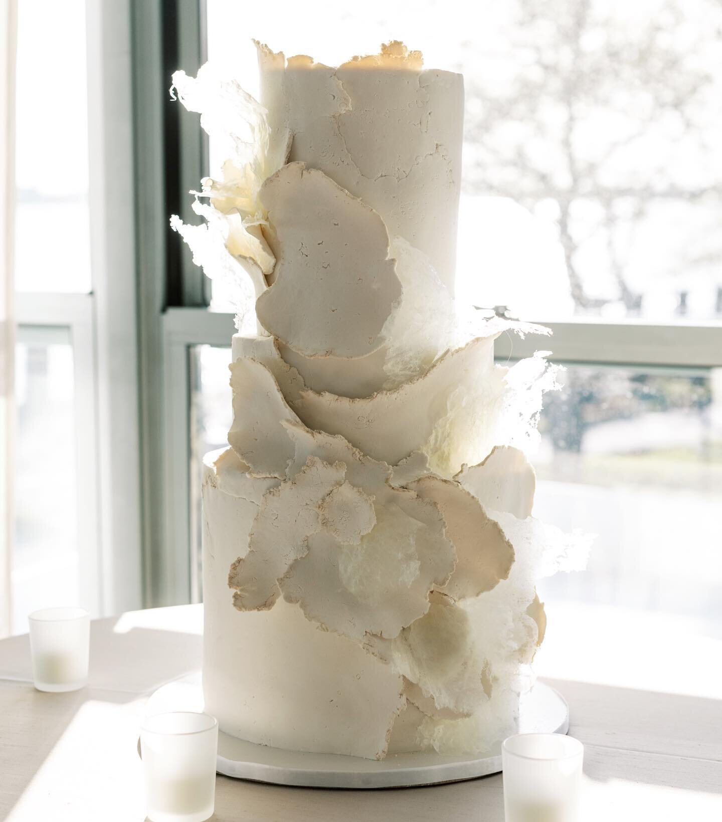 Normally a backlit cake isn&rsquo;t ideal, but @ashergardner_ managed to make this golden hour angel appear ✨