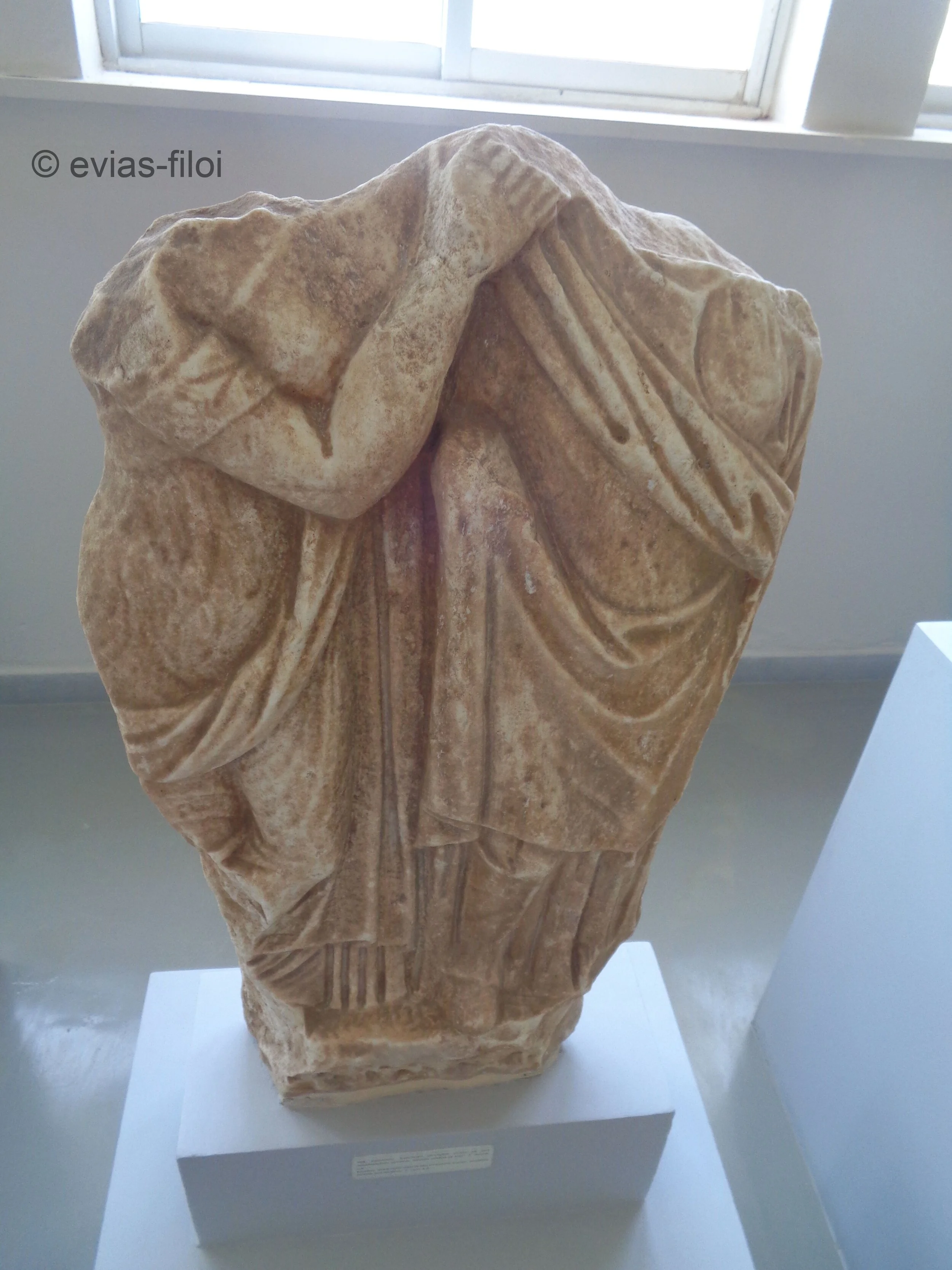 Από Αρχαίο Ταφικό μνημείο της περιοχής (πιθανόν κόρη με μάνα)!