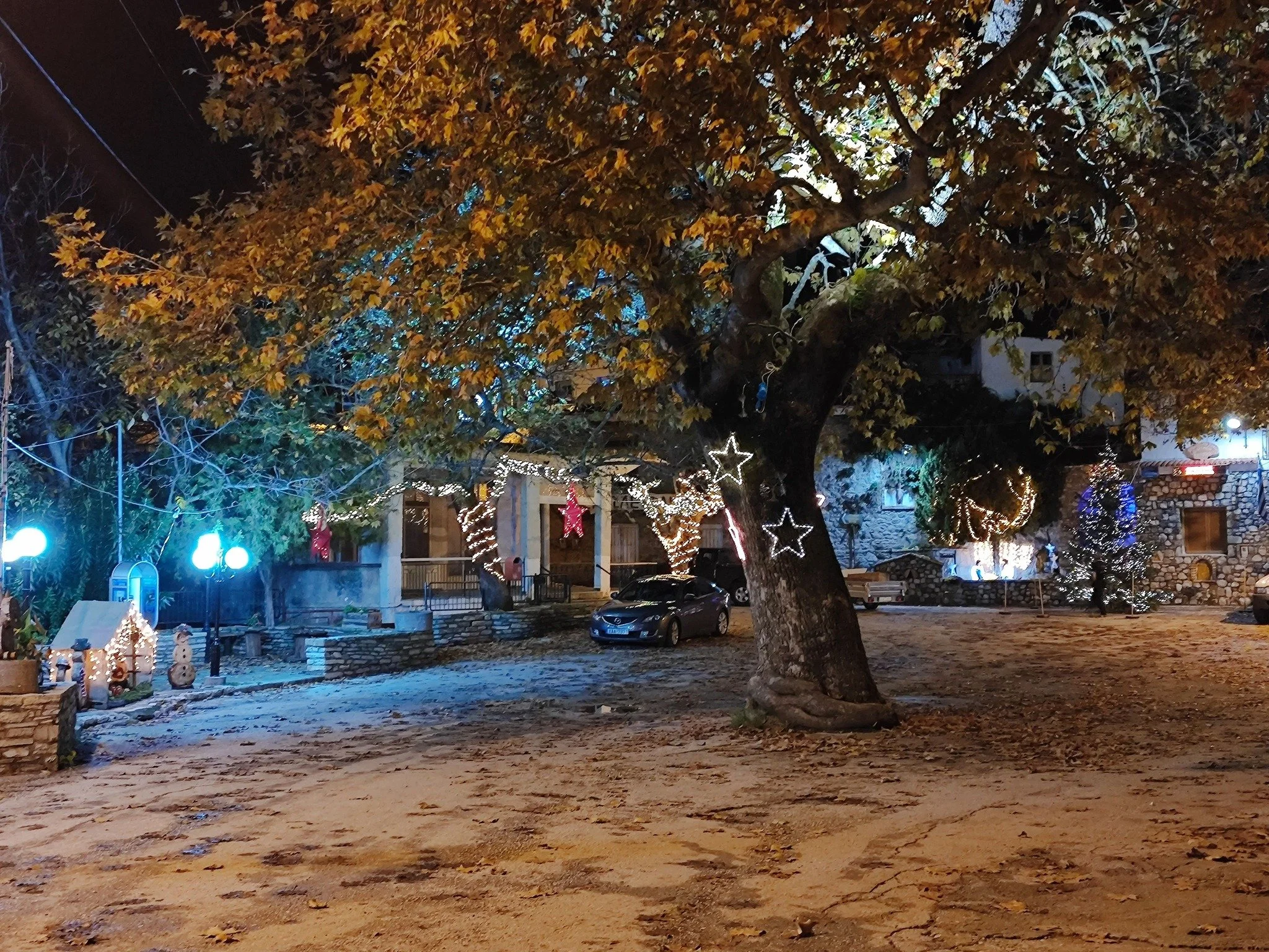 Βόλτα στα χριστουγεννιάτικα Θαρρούνια Εύβοιας φίλοι