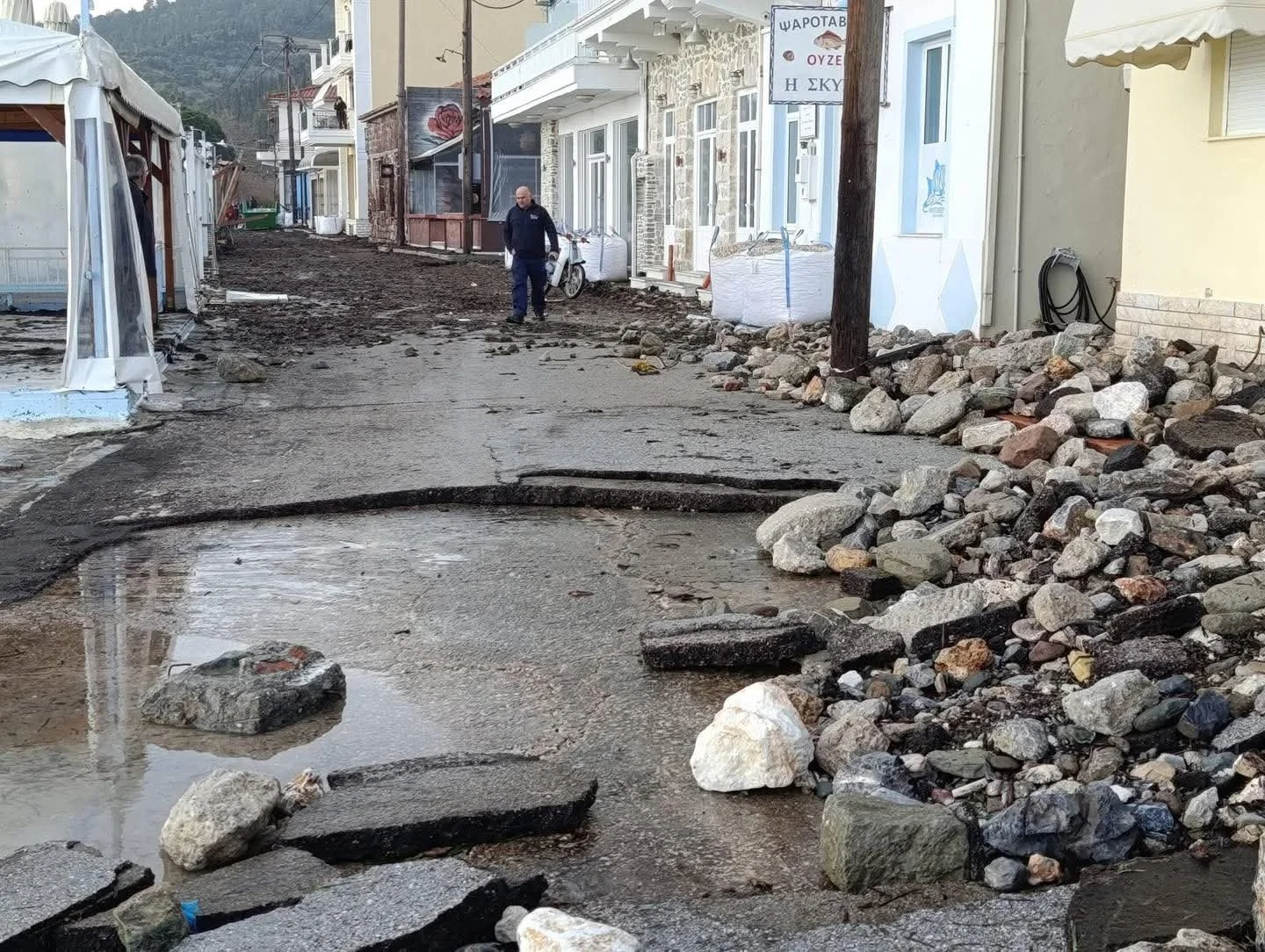 Σε κατάσταση έκτακτης ανάγκης Κύμη, Πετριές, Αλιβέρι μετά την κακοκαιρία 