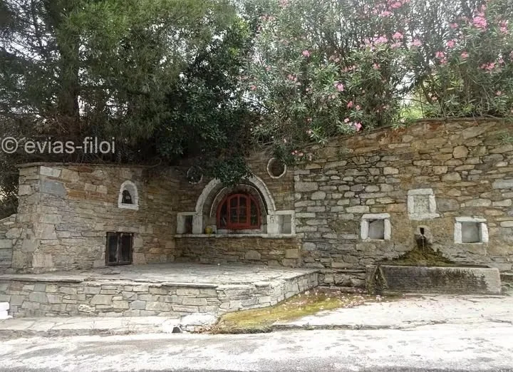 Στην όμορφη πηγή κοντά στα Ζάρκα 