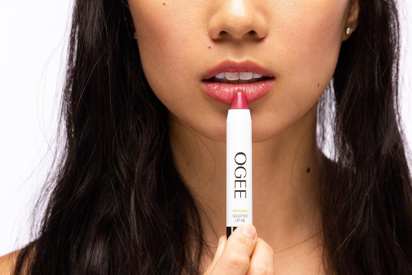 Expecting lipstick to make a major comeback in 2021. Until then, keep the mask chap at bay and lips hydrated with @ogee lip oils 💦
◦
◦
◦
#commercialphotography #productphotography #studiophotography #vermontphotographer #madeinvermont  #vermontrepre