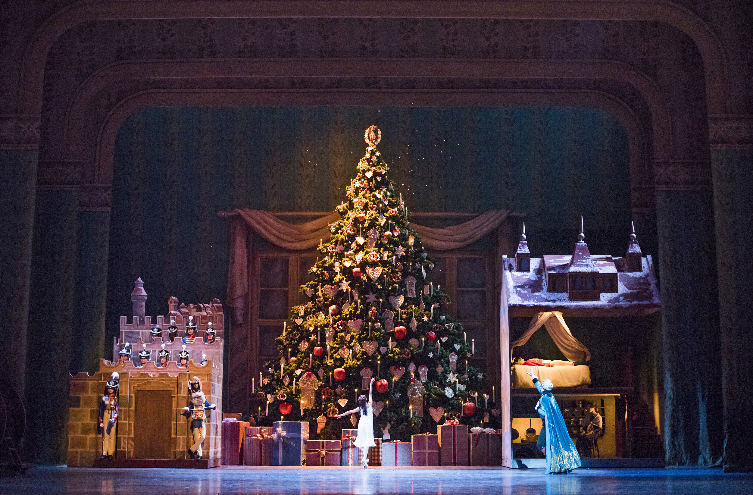 THE NUTCRACKER_PRODUCTION IMAGE_© 2015 ROH. Photograph by Tristram Kenton.jpg