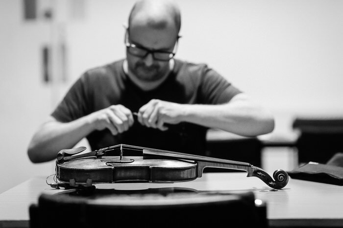 live-photo-of-harpist-catriona-mckay-and-fiddler-chris-stout-by-glasgow-photographer-kris-kesiak-01.jpg