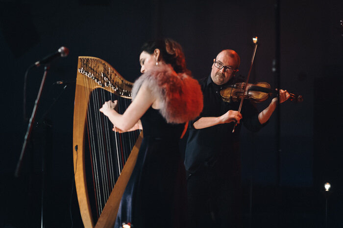 live-photo-of-harpist-catriona-mckay-and-fiddler-chris-stout-by-glasgow-photographer-kris-kesiak-04.jpg