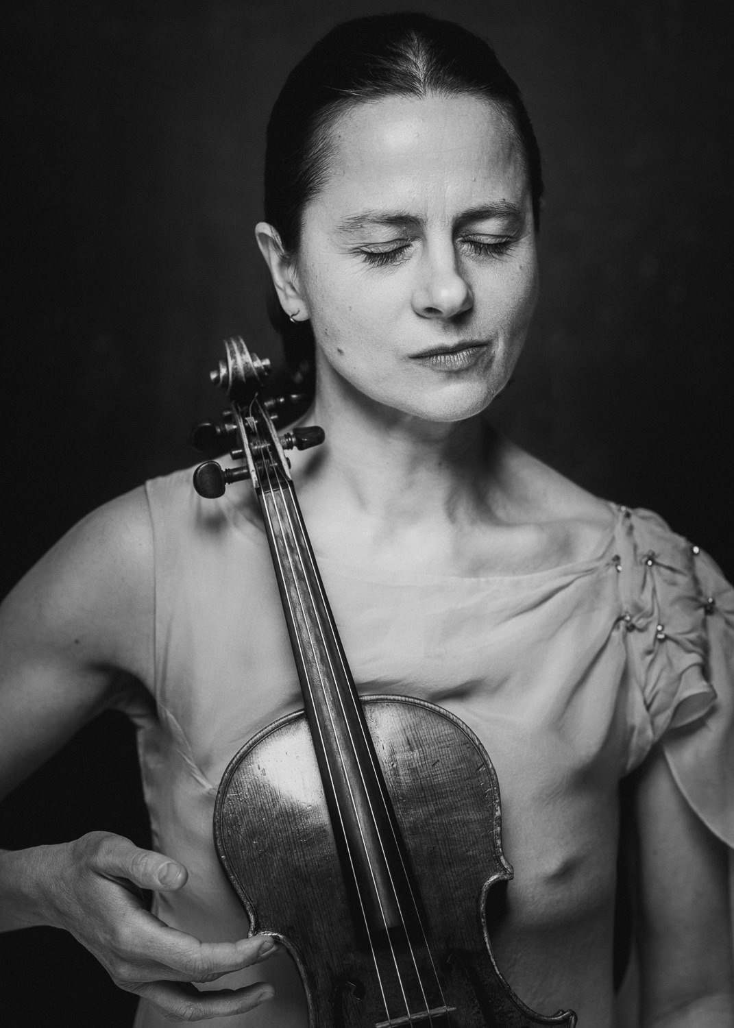 studio-portrait-of-violin-player-agnieszka-opiola-by-kris-kesiak-03.jpg