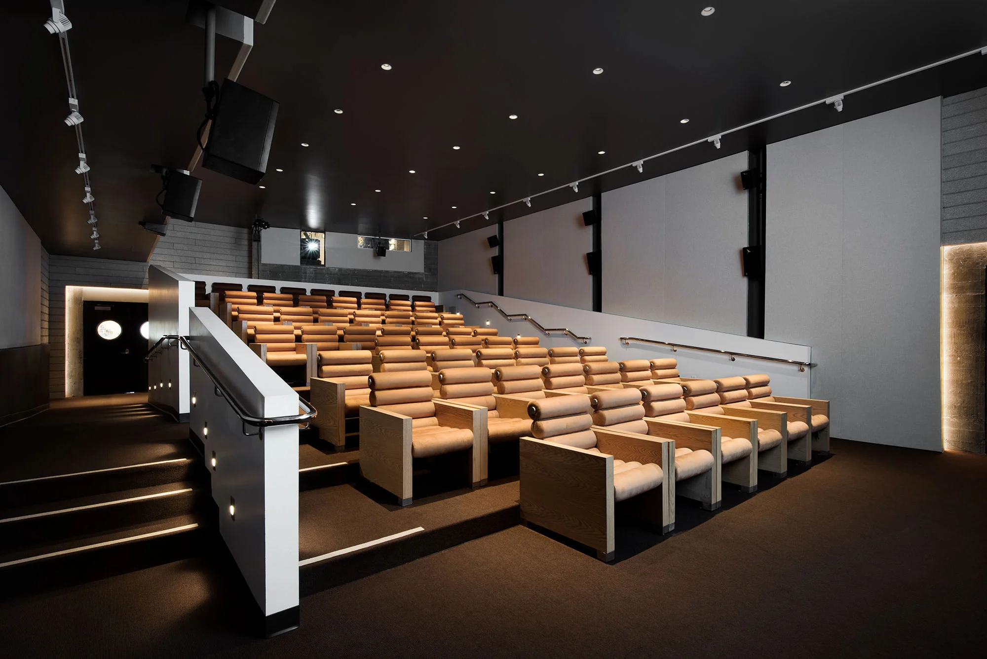 Nueuehouse_ScreeningRoom_02_6057.jpg
