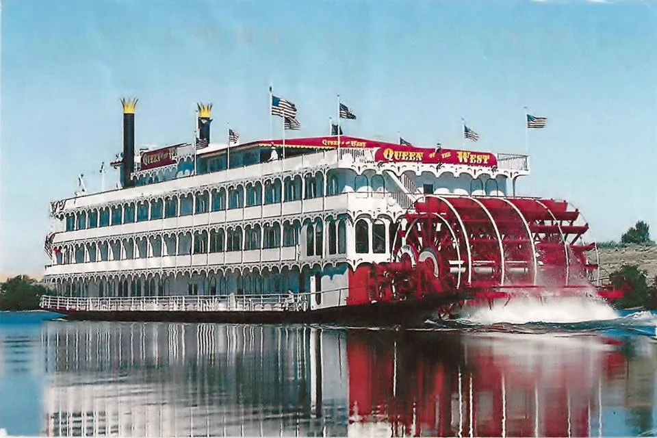 queen of the west paddlewheel.jpg