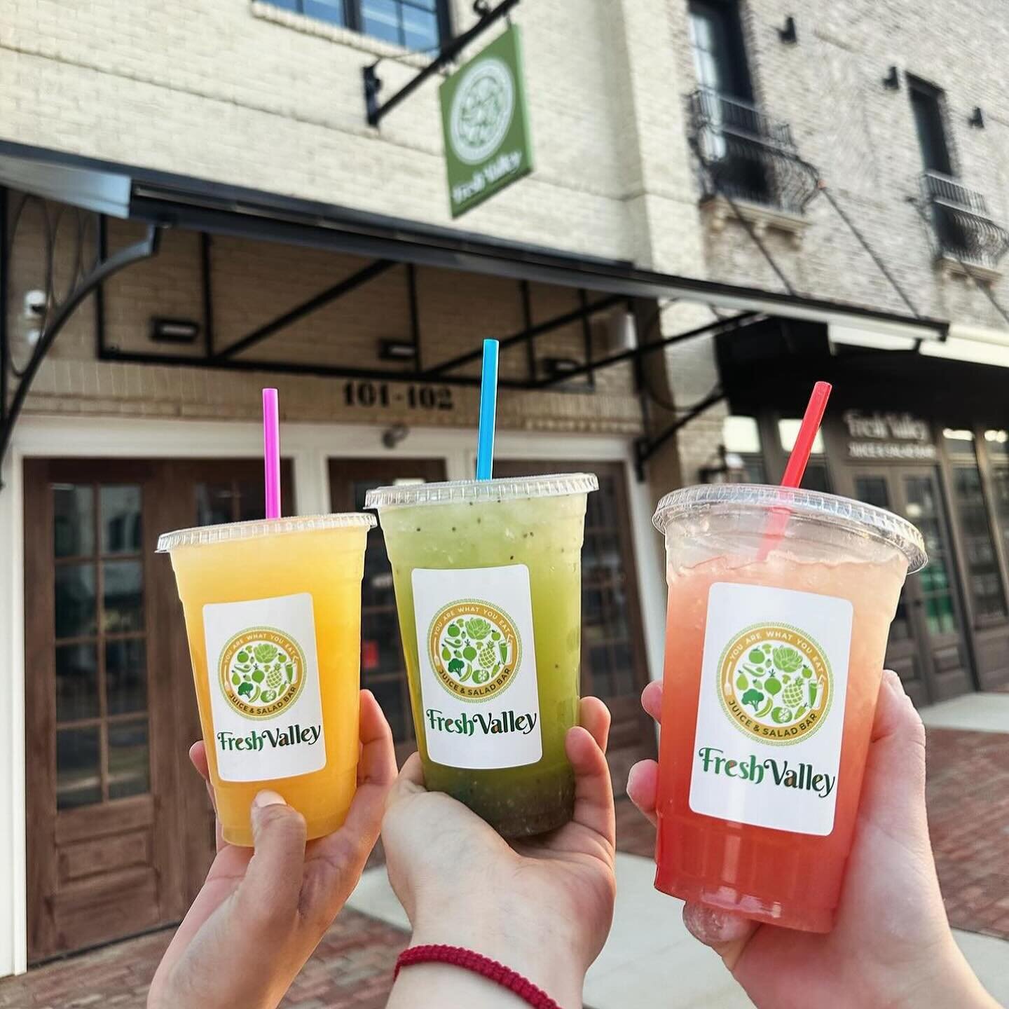 Spring Break Sweets ☀️🍧 

@freshvalleysilosquare &mdash; fresh water 
@vampirepenguinsilosquare &mdash; sno, sno, sno! 
@beansandleavessilosquare &mdash; spring menu with delicious, fun drinks
@cityhallcheesecake &mdash; cheesecake cupcakes &amp; co