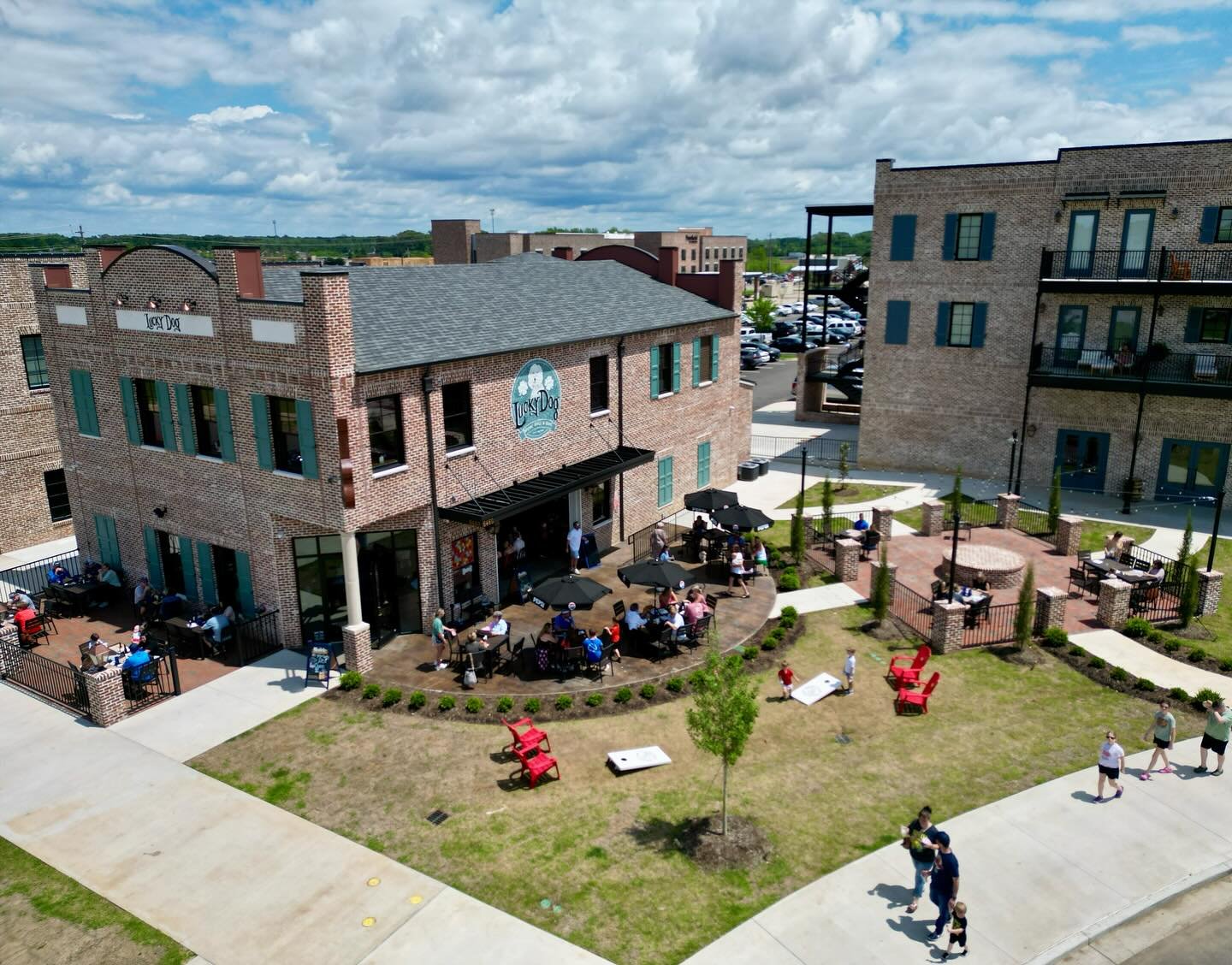 There&rsquo;s no shortage of outdoor dining at Silo Square &amp; lucky for you, it&rsquo;s the perfect weekend for it! ☀️ What&rsquo;s your go-to dining spot in Silo Square? Comment below to let us know! ⬇️

&bull; @luckydogsilosquare 
&bull; @vp.sil