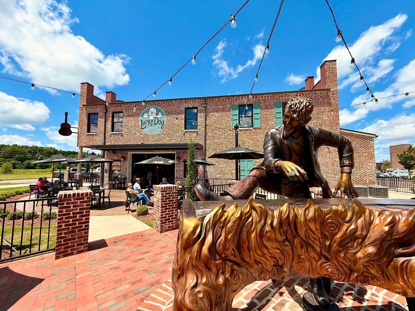 It&rsquo;s a beautiful day for patio sittin&rsquo; especially when Dwight Yoakam is in town! 🎶🍻🤠

Just a short walk from @bankplusamphitheater&mdash; kick off the night at Lucky Dog Music Hall &amp; Bar with cold drinks, great food, live music AND