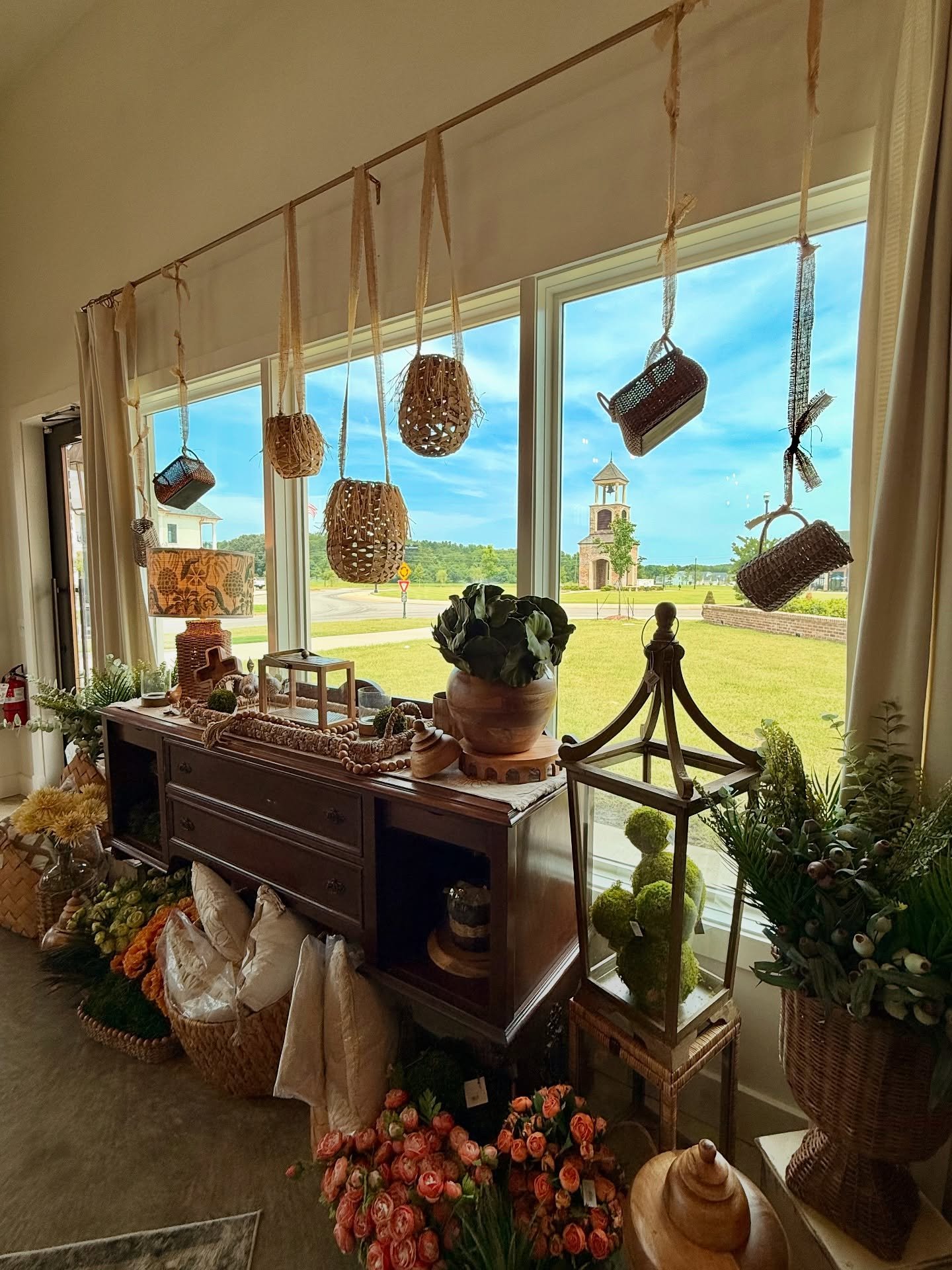 Sneak peek into Crown Jules ✨ Join them tomorrow for their Grand Opening from 10:00-6:00! 

They will have everything from florals and greenery to wreaths and centerpieces, as well as larger home decor like lamps and other decor essentials. Stop by a