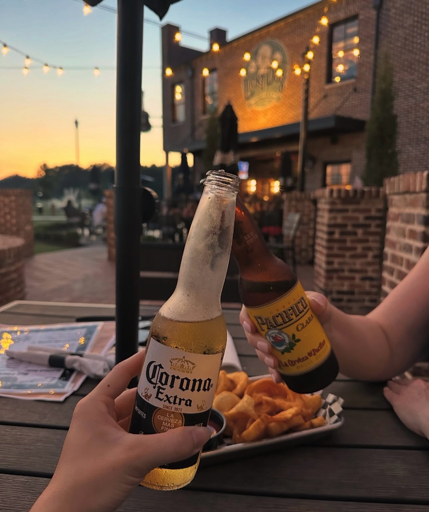 Lucky Dog Music Hall &amp; Bar is July 4th ready! Come celebrate all day long with live music &amp; food &amp; drink specials 🇺🇸🍻🎶

4th of July Food &amp; Drink Specials:
🌭All American Beef Chili Cheese Dogs aka &ldquo;The Lucky Dog&rdquo; 
🇺🇸