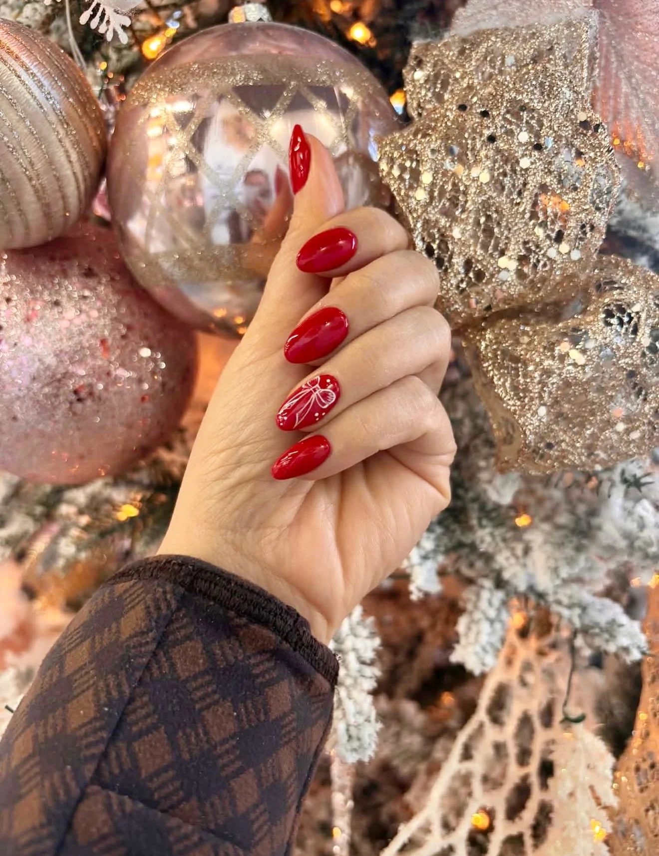 Let @posh.nails.aesthetics get you Christmas-ready! ✨

Plus, it&rsquo;s the last Sunday to shop before Christmas and select stores are open &amp; ready to help you finish off that Christmas list! 🎁🎅🏼

@magnoliasoapandbathcosouthaven | 12:00-4:00pm
