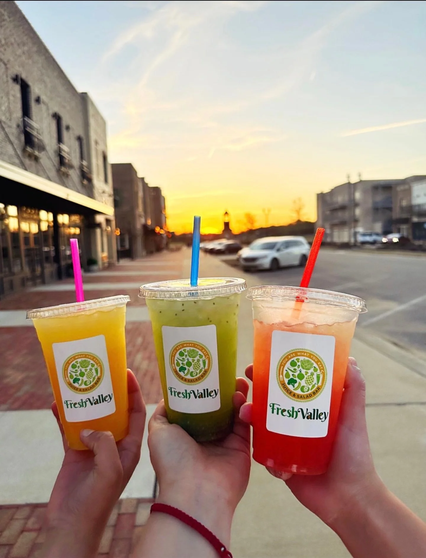 It&rsquo;s a beautiful night to sip &amp; stroll through Silo Square ☀️ grab dinner &amp; a fresh water from @freshvalleysilosquare! 

#LiveWorkPlay #SiloSquare