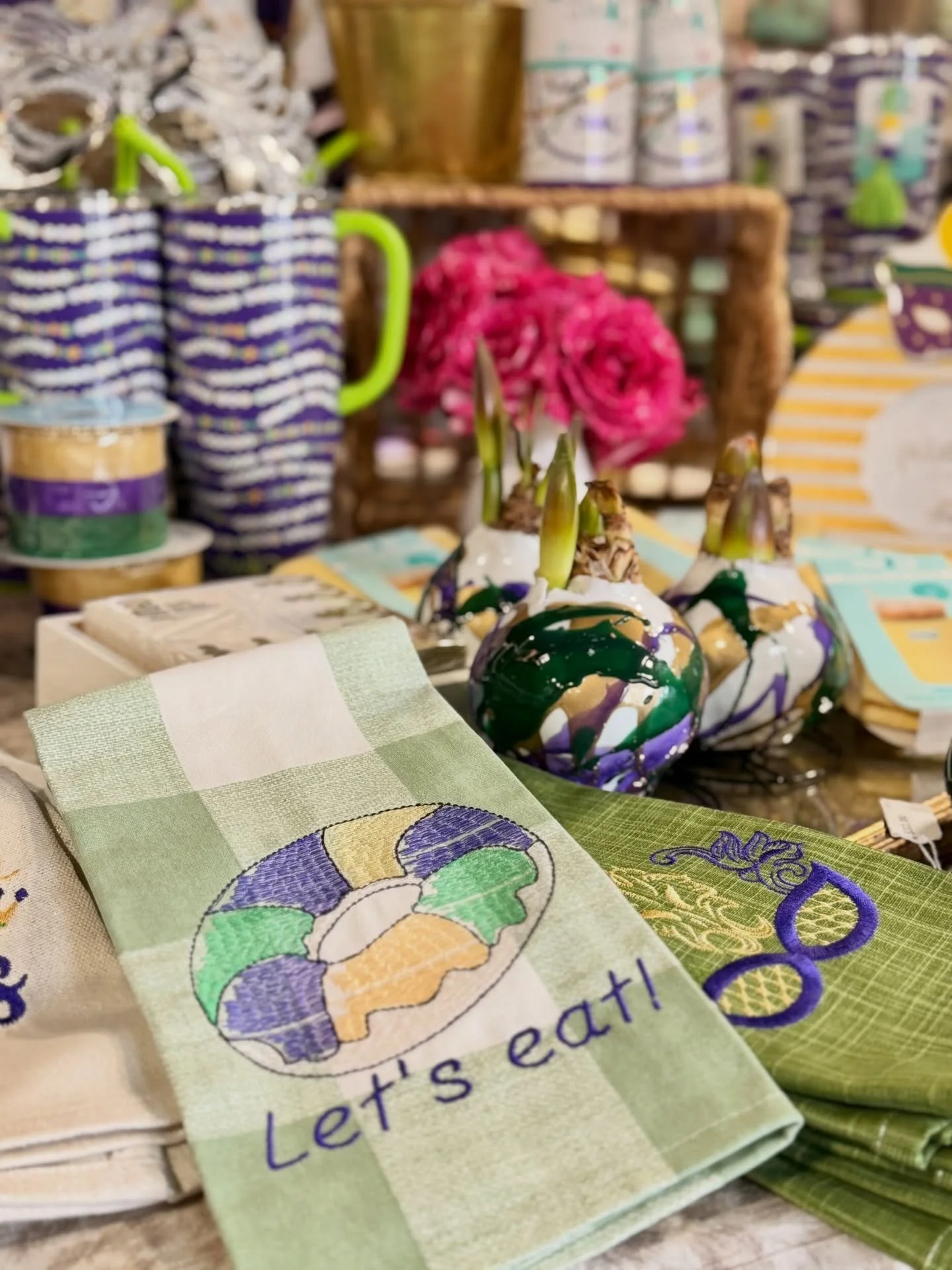 Laissez les bons temps rouler 🎉✨

Happy Fat Tuesday! Grab your last-minute Mardi Gras items today in Silo Square! 
 
💜 Cups, amaryllis bulbs, accessories &amp; more at @ultimategifts 
💛 King Cake Latte &amp; homemade King Cake slices from @beansan