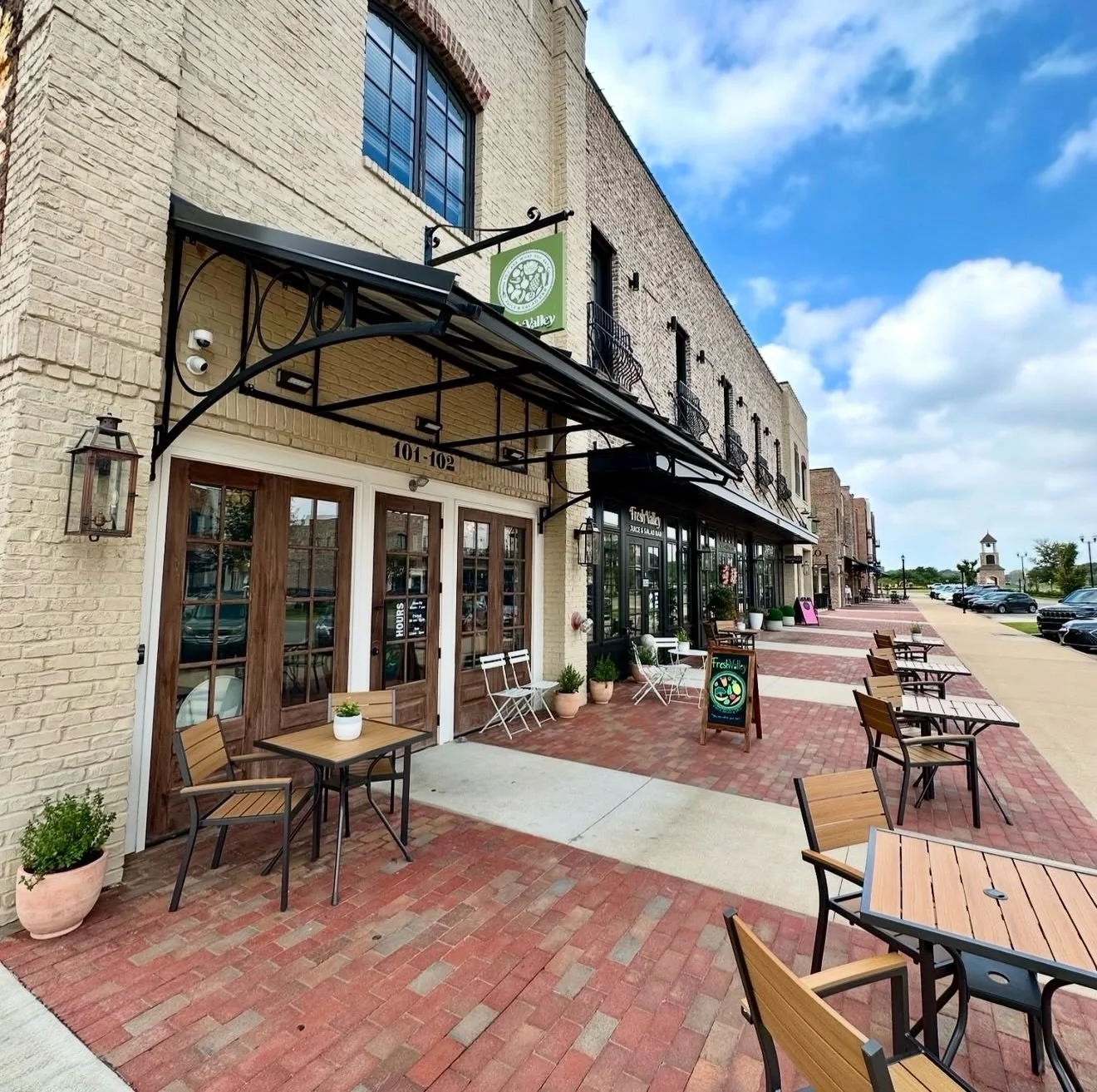 Whether you are shopping for Mother&rsquo;s Day, grad gifts, or needing to get a Derby fit, it&rsquo;s a beautiful day to shop in Silo Square! ☀️

#LiveWorkPlay #SiloSquare