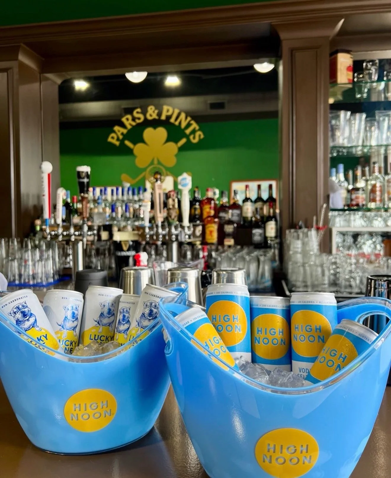 Rainy days are better with a tee time and drink in hand. 🍻⛳️

Head to @parsandpintsms this weekend for good food, cold drinks, &amp; golf simulators that will keep the fun going no matter the weather! 

#LiveWorkPlay #SiloSquare