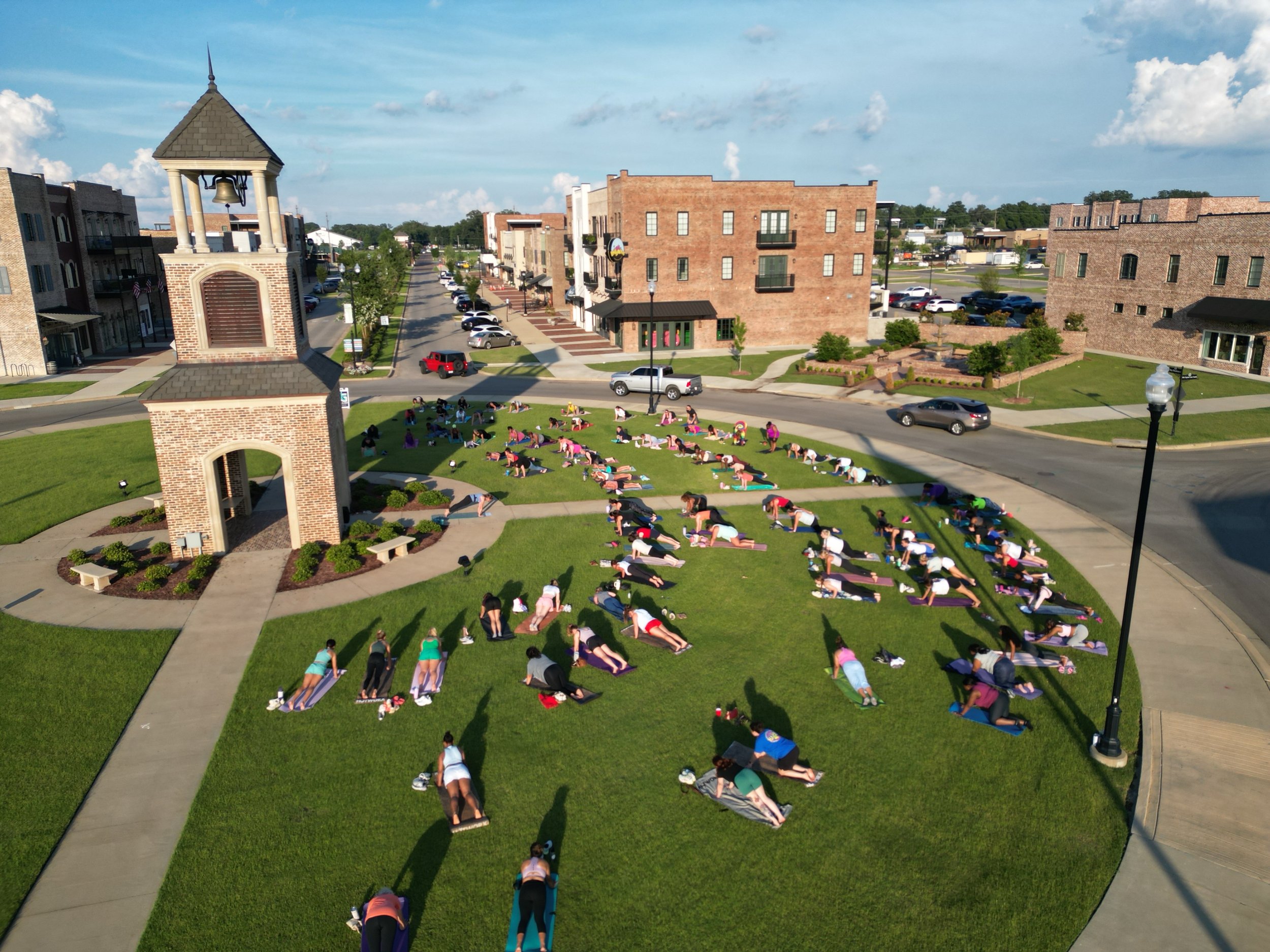 Sunset Yoga is T O N I G H T 🧘🏻&zwj;♀️🌅

Bring your mat, your water, &amp; your bestie, and meet us at the bell tower at 6:00pm! Relax, unwind, &amp; enjoy free yoga brought to you by Jane&rsquo;s Gym. 

Come early or stay late to do a little shop