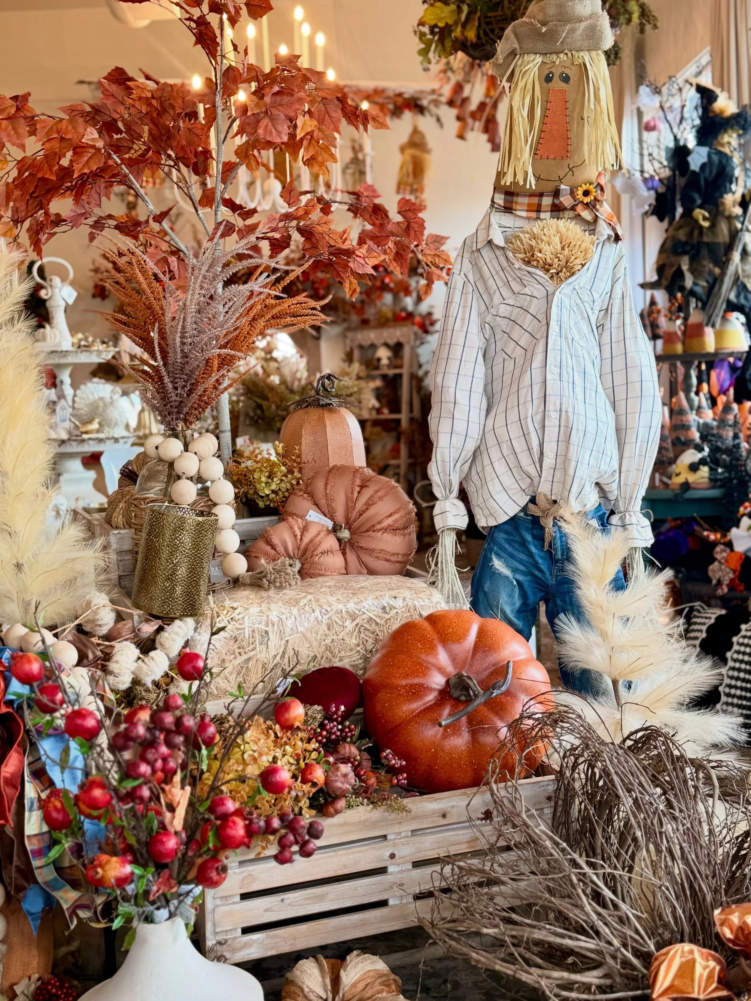 Happy first day of FALL! 🍂🎃🤎

Consider this your sign to grab a coffee, stroll Silo Square &amp; do a little fall d&eacute;cor shopping this week! 

🍁 @shopcrownjules 
🍁 @ultimategifts 
🍁 @magnoliahousestore 

#LiveWorkPlay #SiloSquare