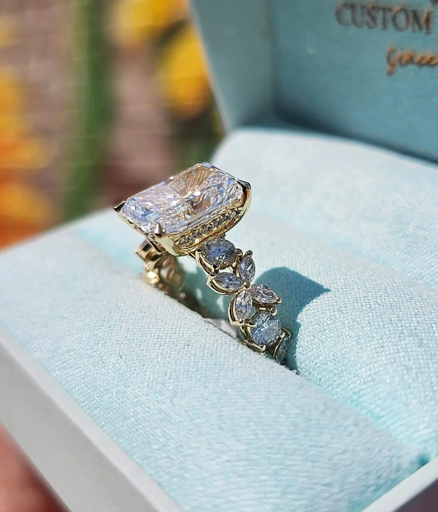 If you have been thinking of proposing or wanting an upgrade&hellip;HERE IS YOUR SIGN! 💍 🥂💘

Only 5 days left to shop Custom Jewelry&rsquo;s Semi-Annual Bridal Sale!

&bull;50% off all in-stock engagement rings
&bull;40% off custom-ordered engagem