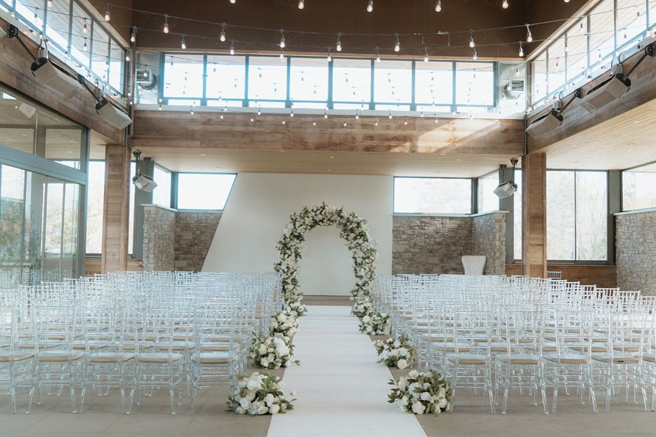 .
.
The white and green floral arch can create a serene and elegant backdrop for your special day. The white symbolizes purity and new beginnings, while the green represents growth and harmony. It&rsquo;s a classic combination that works well with va