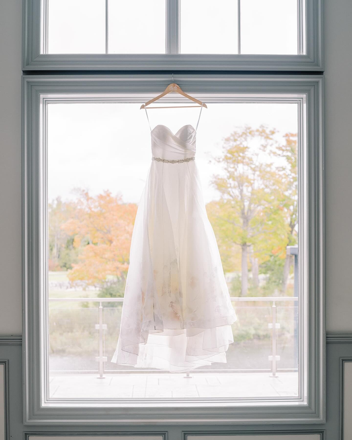.
.
Don&rsquo;t overlook the detail shots! A beautiful flat lay of your dress, bouquet, rings, and jewelry can capture the essence of your special day and create lasting memories. These little details tell your unique love story🤍
.
.
Wedding Planner