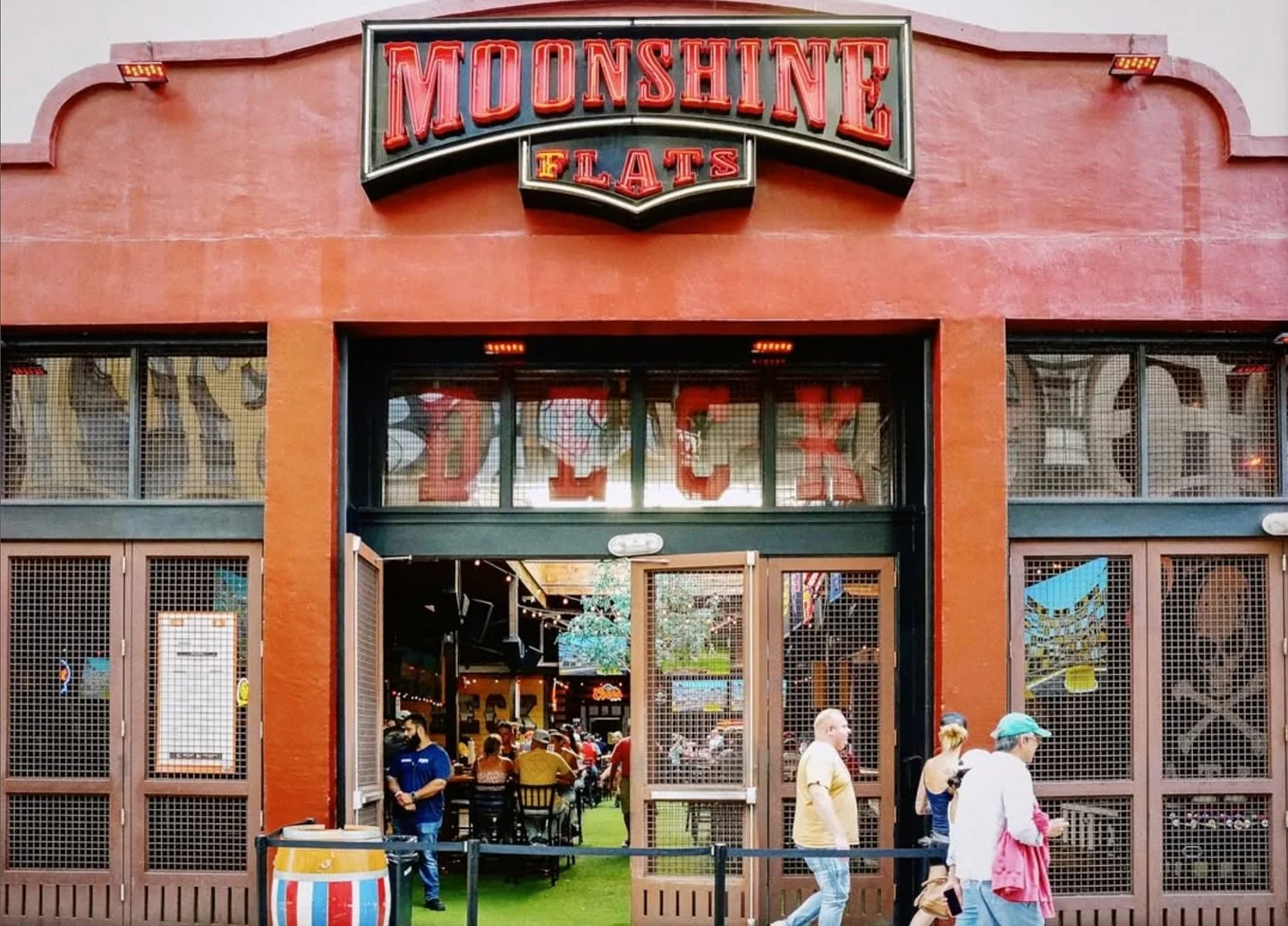 You made it to Friday!☀️ Sun&rsquo;s out, doors are open, and your weekend starts right here!🍻