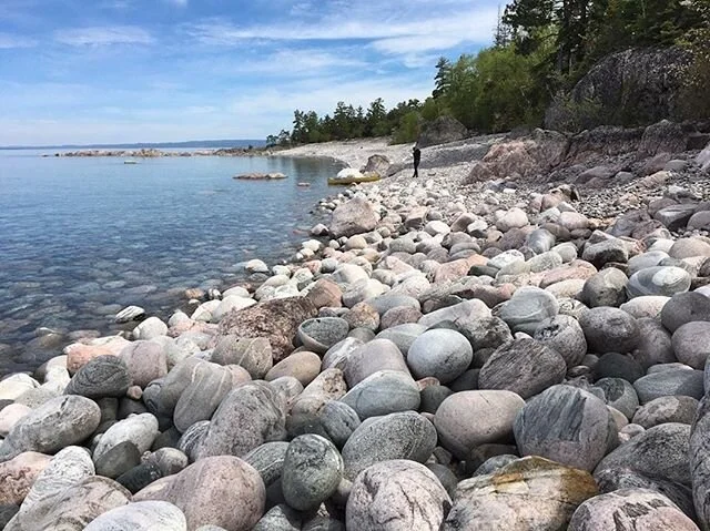 Pick your favourite private beach☀️🏖 🏕 🛶 
Of course, the sandy #beach below the Airstream studio-cabin at #theanopoint is 👌 but the mermaid coves, quartz encrusted crevices, and pre-Cambrian #geology between our peninsula’s several cobble a