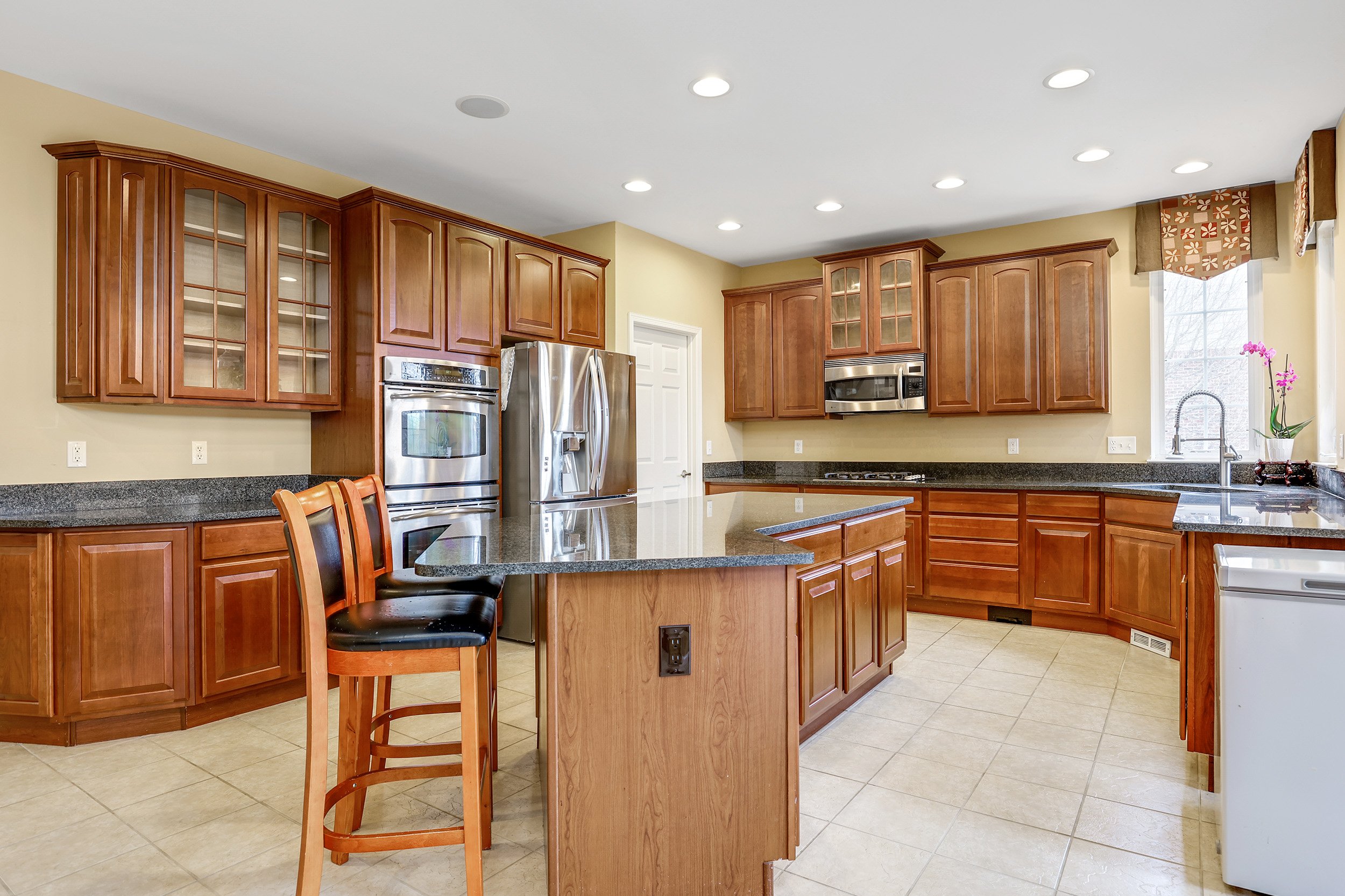  South Lyon Michigan Real Estate Photography - large open concept kitchen   