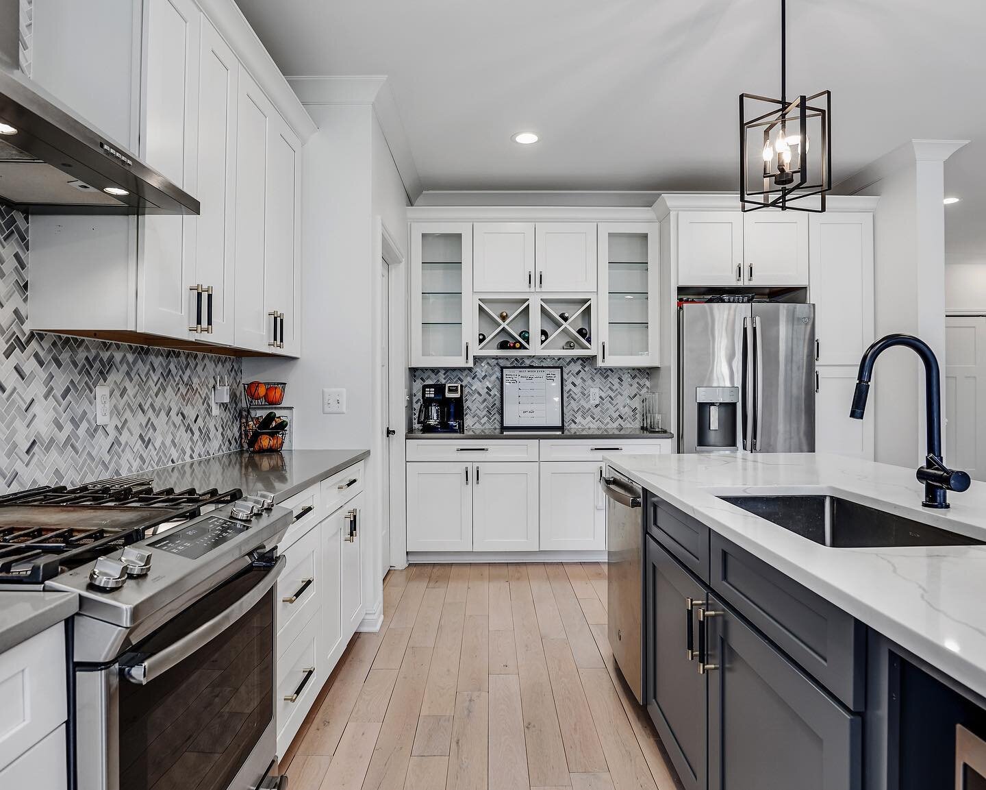 🌳✨Check out this sleek, newer construction gem in Royal Oak. 📷️ The Stylish Detroit team spotlights every detail that makes a home unique, helping agents like you sell listings faster and creating content that will impress future clients. 🚀 Rememb