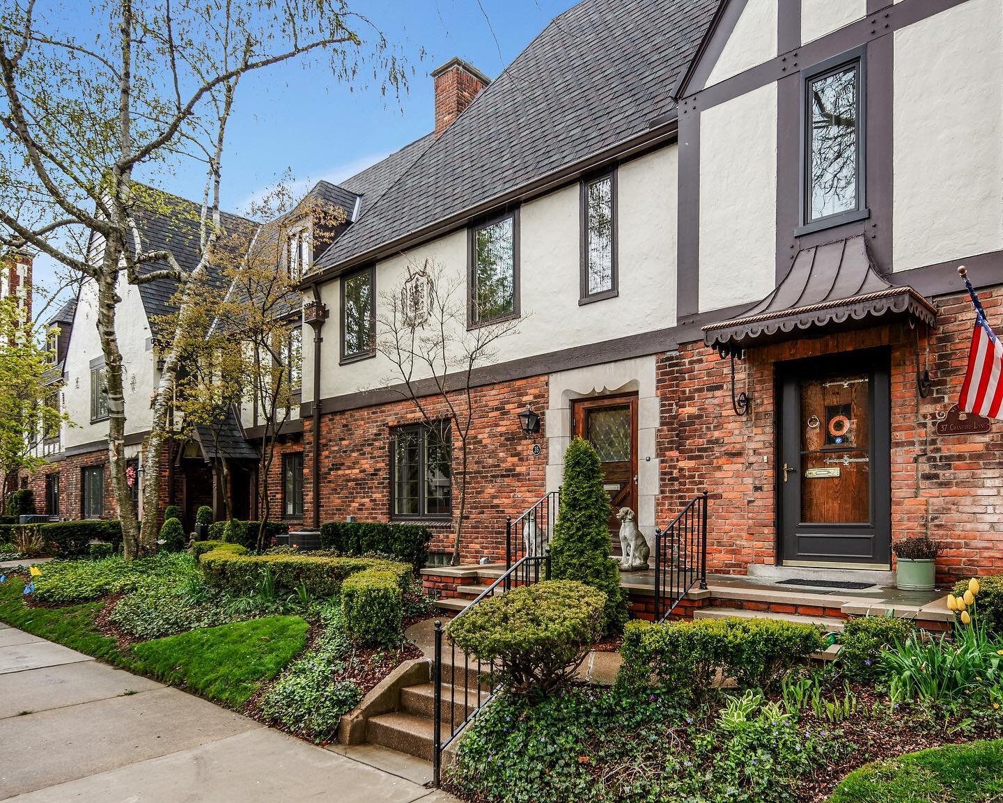 🌳GROSSE POINTE - Condo living without compromise. A lot of people don't realize Grosse Pointe has some really nice condo units, most have great classical architecture, are situated on lots with mature trees, and have private entrances. This particul