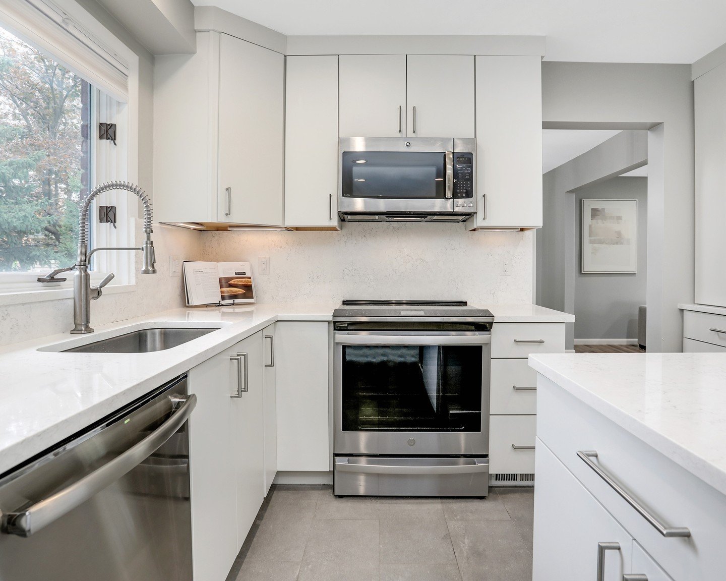 I refuse to acknowledge that it's December already. Where has this year gone? This one went pending in just under 2 weeks! Congrats to @heidiwilsonhomes. Scroll to the end to see some pretty fall color - officially it's not winter until the solstice!