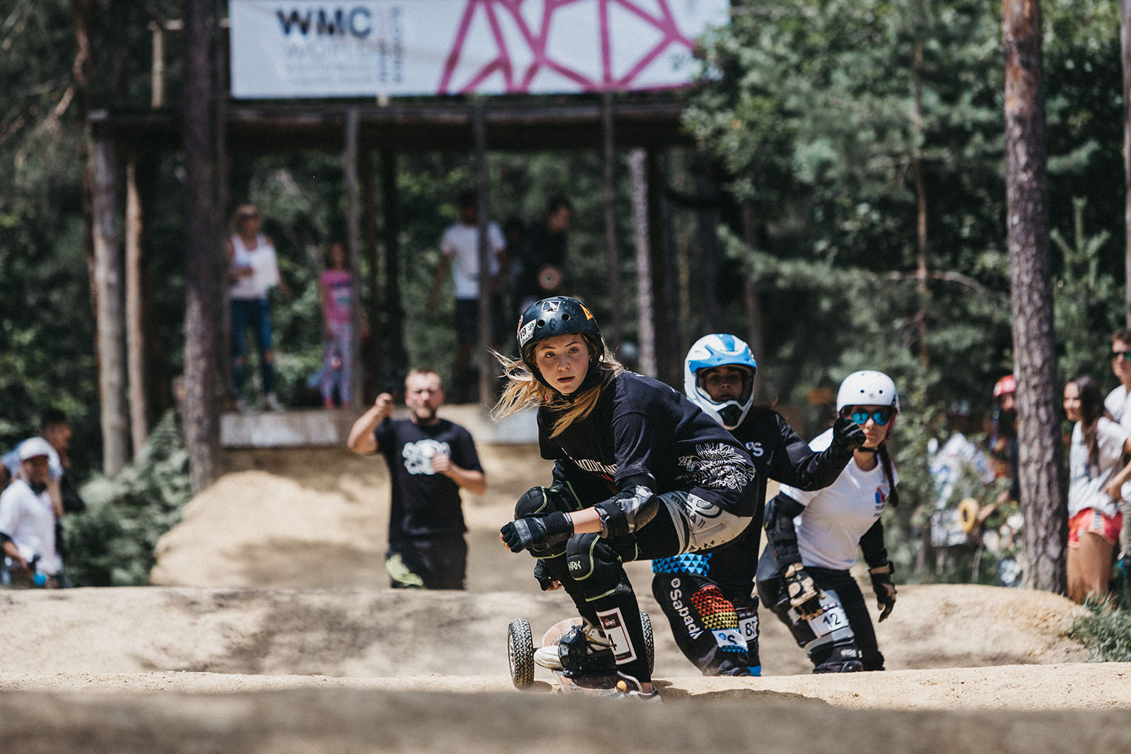 Majka Bilik (Poland) in the lead, followed by Elisabet Gomez Vicen (Spain) and Margaux Rolland (France)