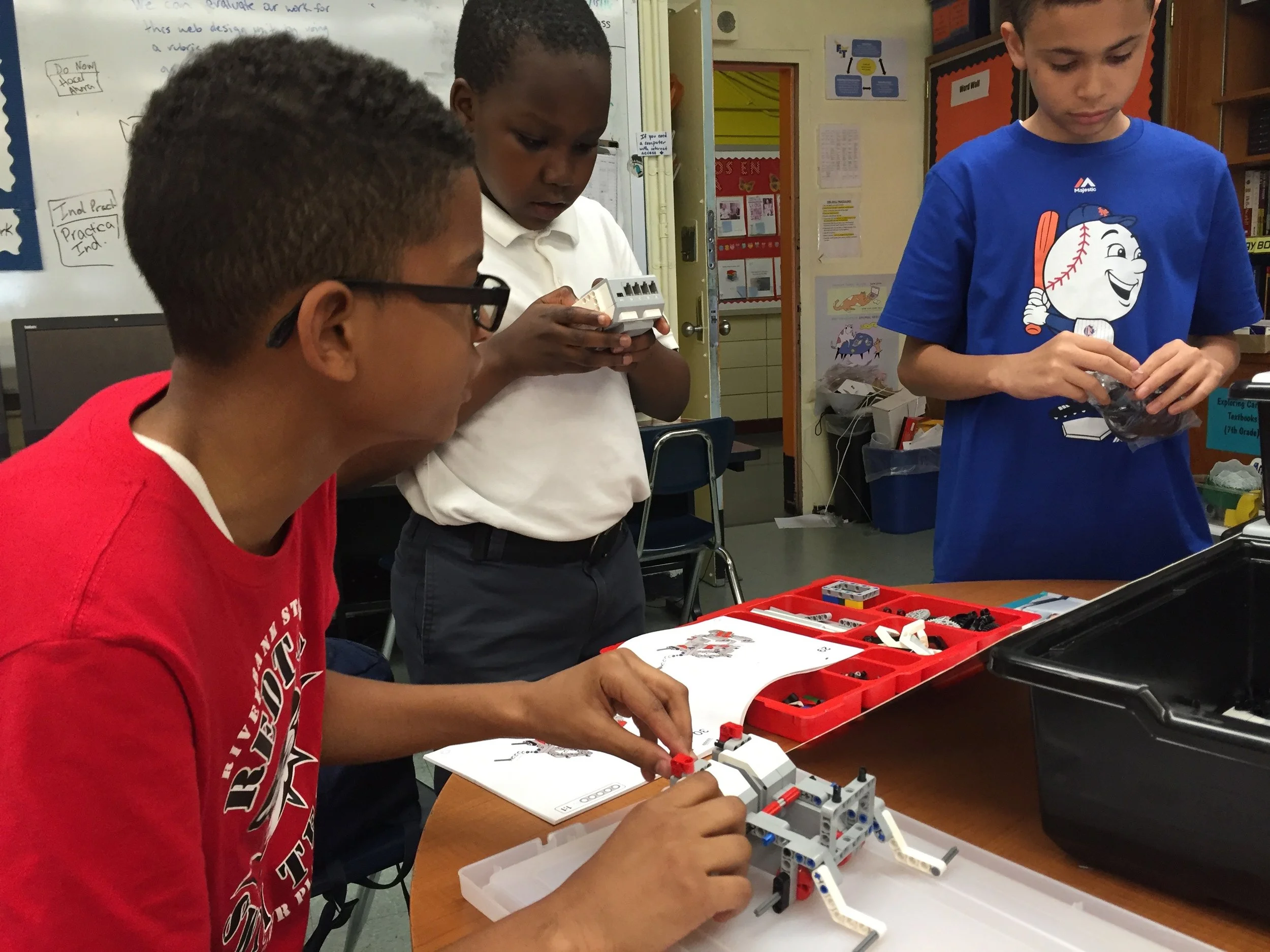 Assisted in teaching game design, creative coding, and robotics to middle and high school students at MS/HS 223 in the South Bronx. 