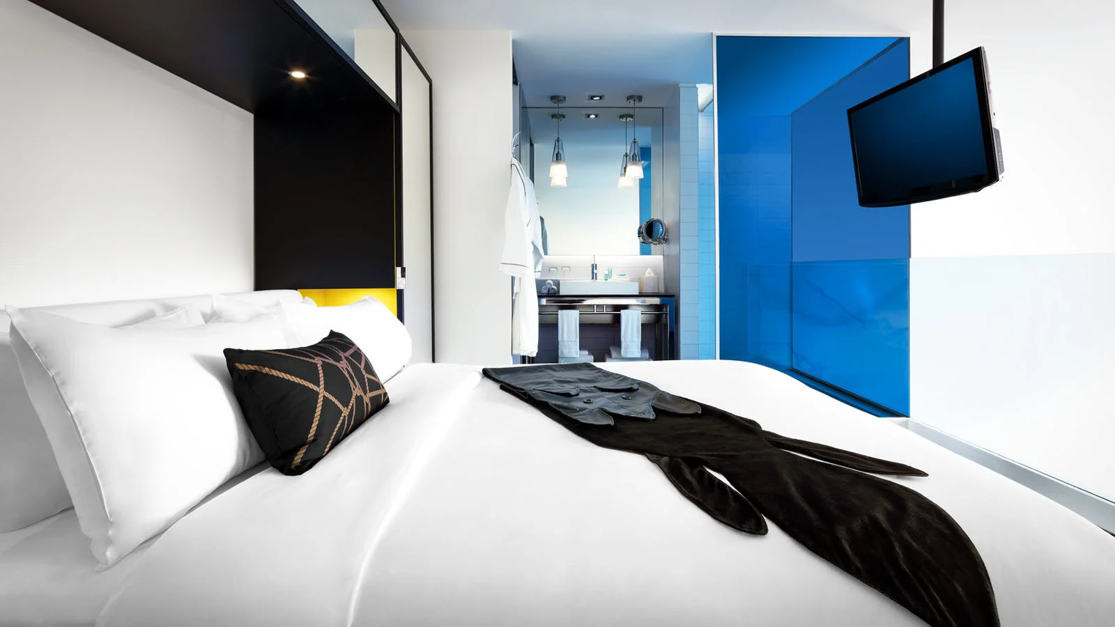 W Montreal  who1471gr-176933-Wow-Guestroom-Bedroom-and-Bathroom.jpg