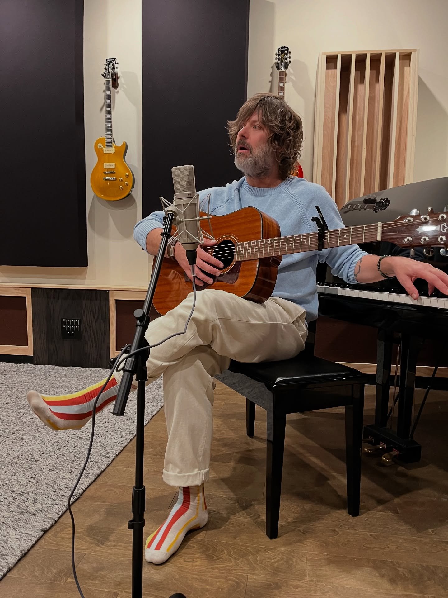 Can you believe there&rsquo;s another new single coming out soon&hellip; Might be my most favorite in a while. It&rsquo;s pretty magical. 
Later 
🎃
.
.
.
#recordingsession #recordingstudios #recordingartist #photocapture #dreampoptroubador