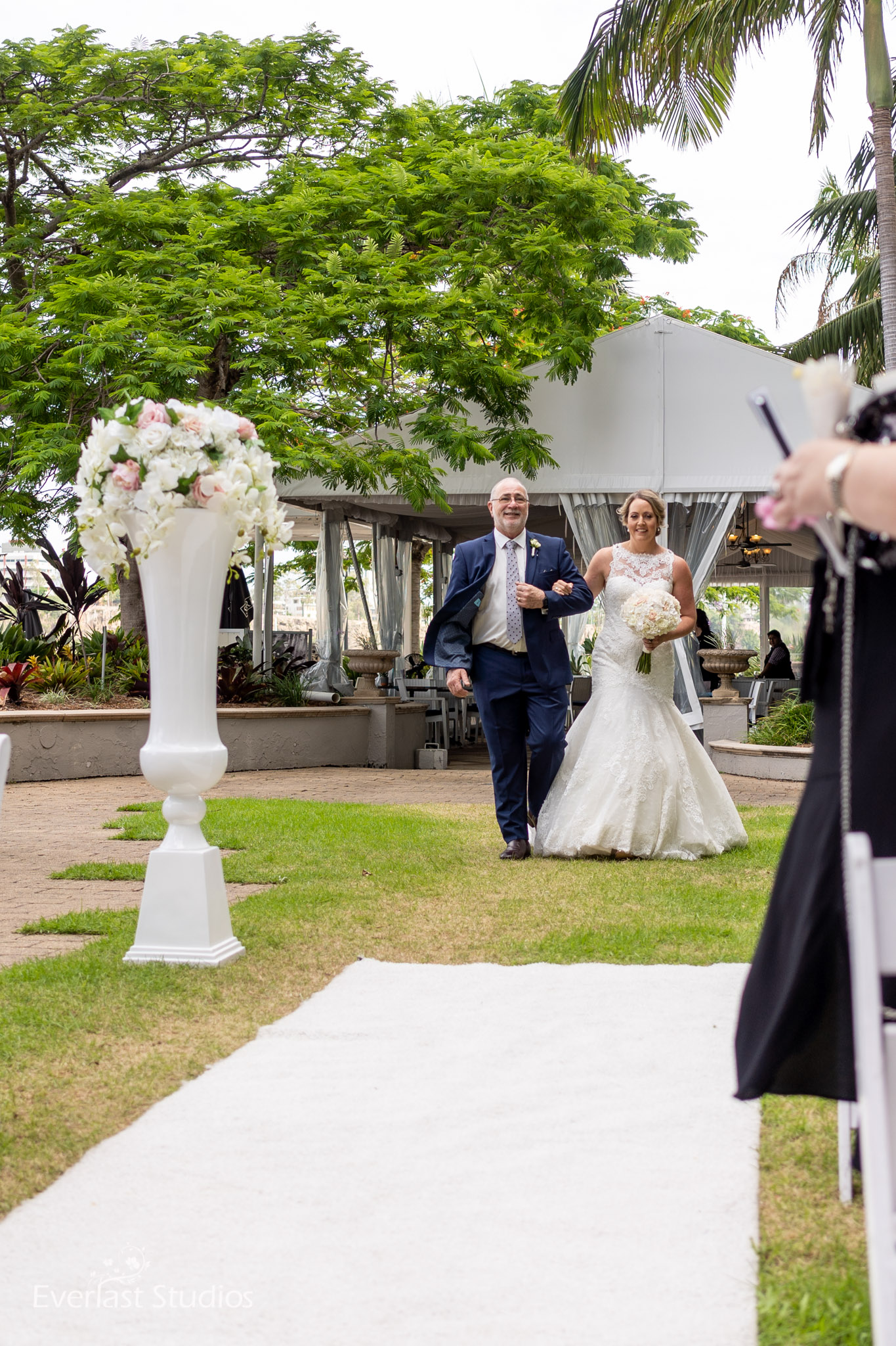 Bride and her dad walking down the isle at Stamford Plaza Brisbane