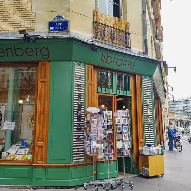 rat de biblioth&egrave;que: la terrasse de gutenberg un paris is another great, local book shop offering vintage books, history books, novels and more. ⠀⠀⠀⠀⠀⠀⠀⠀⠀
one of my favorite authors + eco fashion activists, elizabeth cline, just published her 