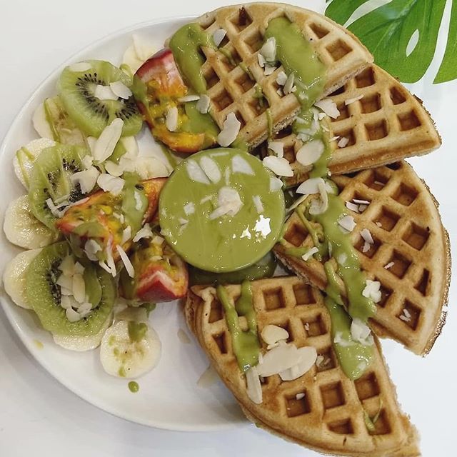 get your greens: the vegan waffles with creamy white chocolate + matcha sauce, served with fresh figs, kiwis, bananas + sliced almonds from @comptoir_veggie 🌿 those that know me know that among my strengths, cooking + baking are not to be counted, h